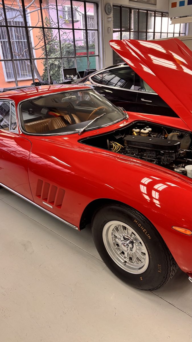 Auto sportiva d'epoca rossa